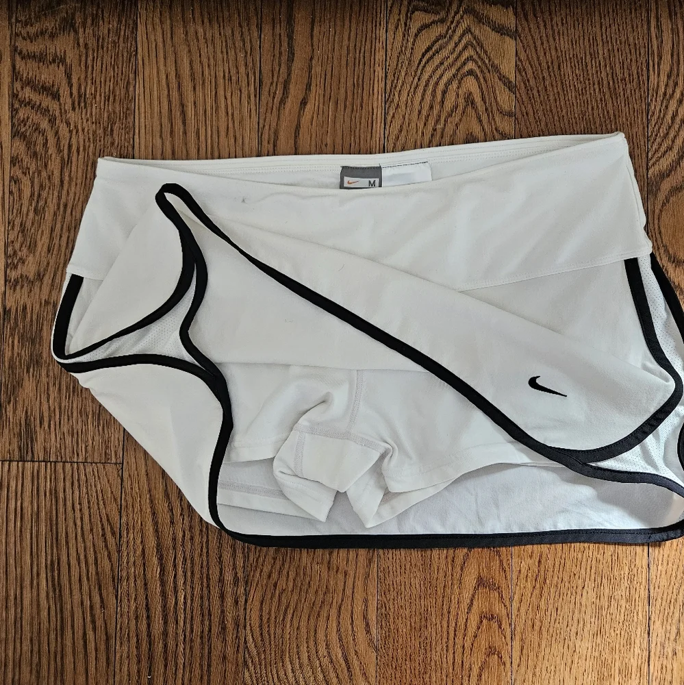 Nike Women's White and Black Athletic Skort - Size Medium - Picture 9 of 12